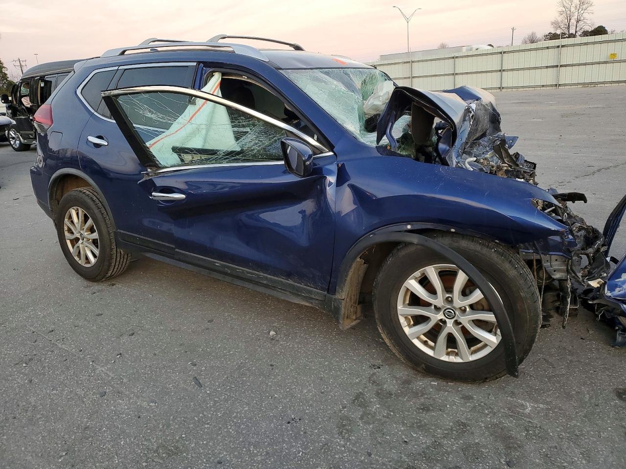 2019 NISSAN ROGUE SV photo 4