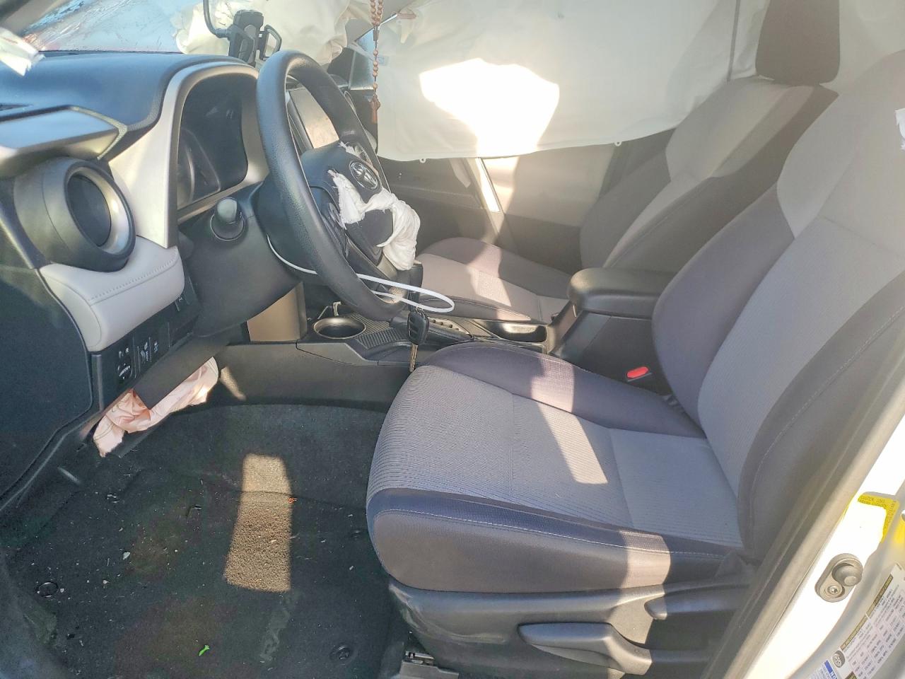 2014 TOYOTA RAV4 XLE photo 25