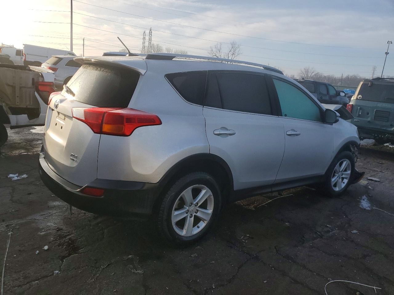 2014 TOYOTA RAV4 XLE photo 9