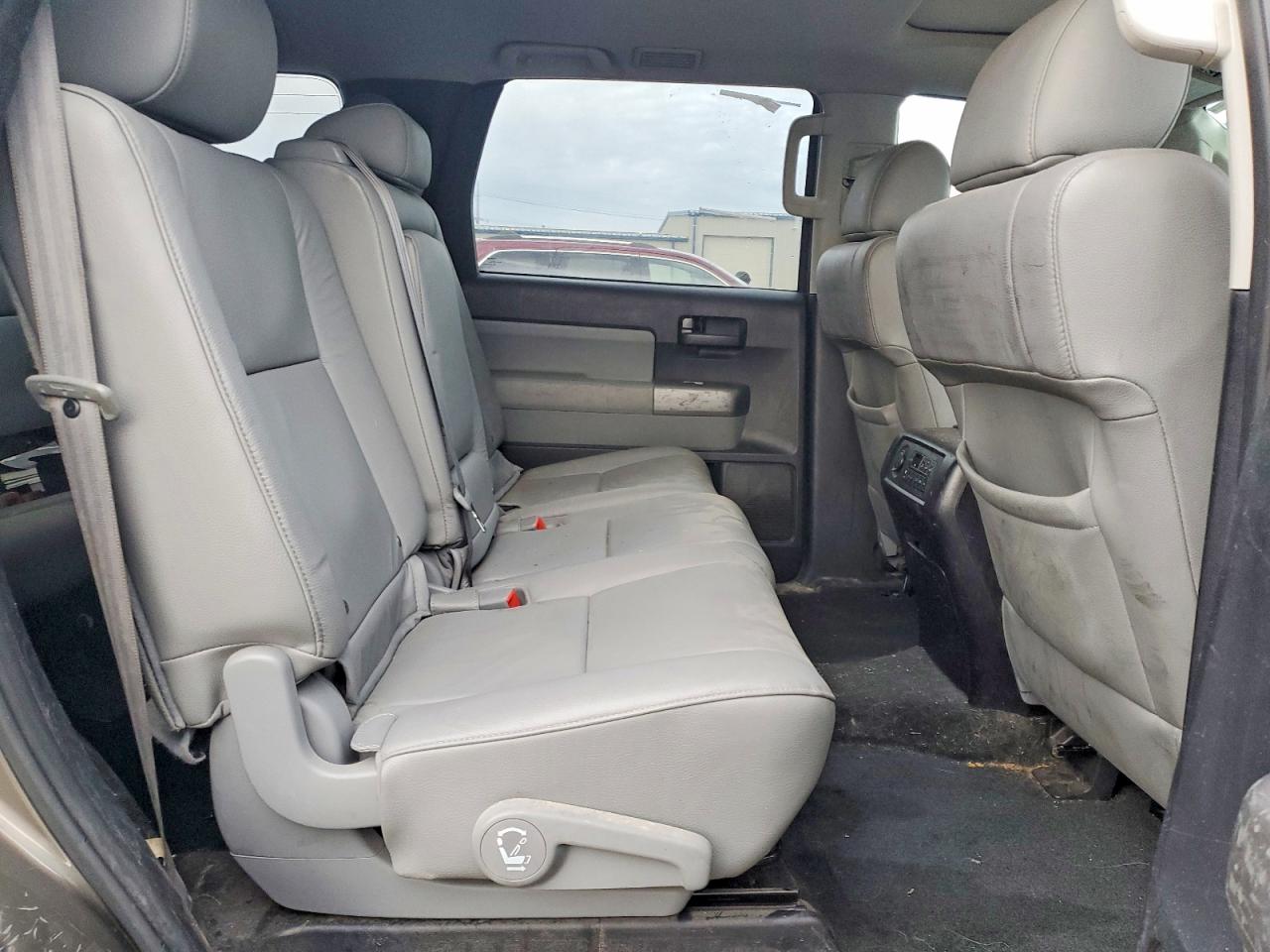 2016 TOYOTA SEQUOIA SR5 photo 21