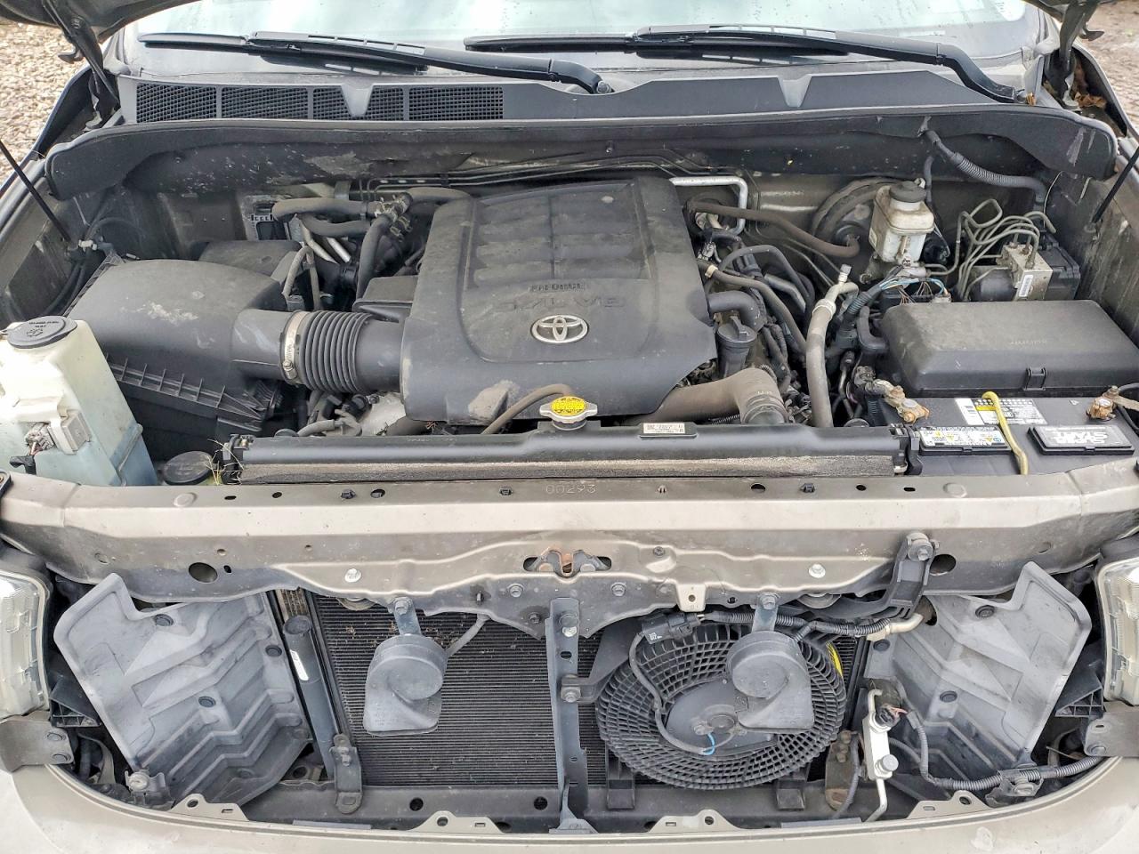2016 TOYOTA SEQUOIA SR5 photo 23