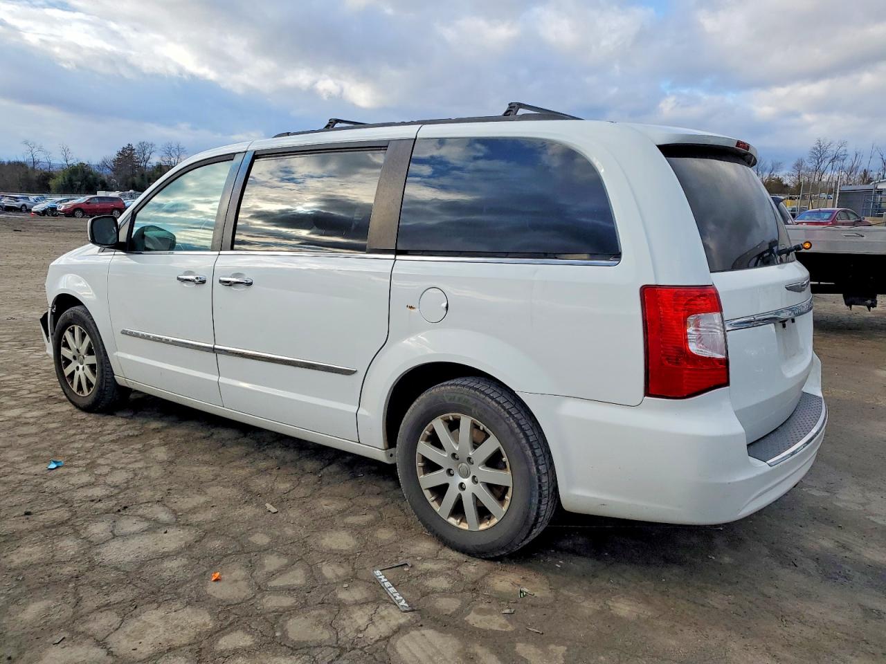 2015 CHRYSLER TOWN & COUNTRY TOURING photo 2