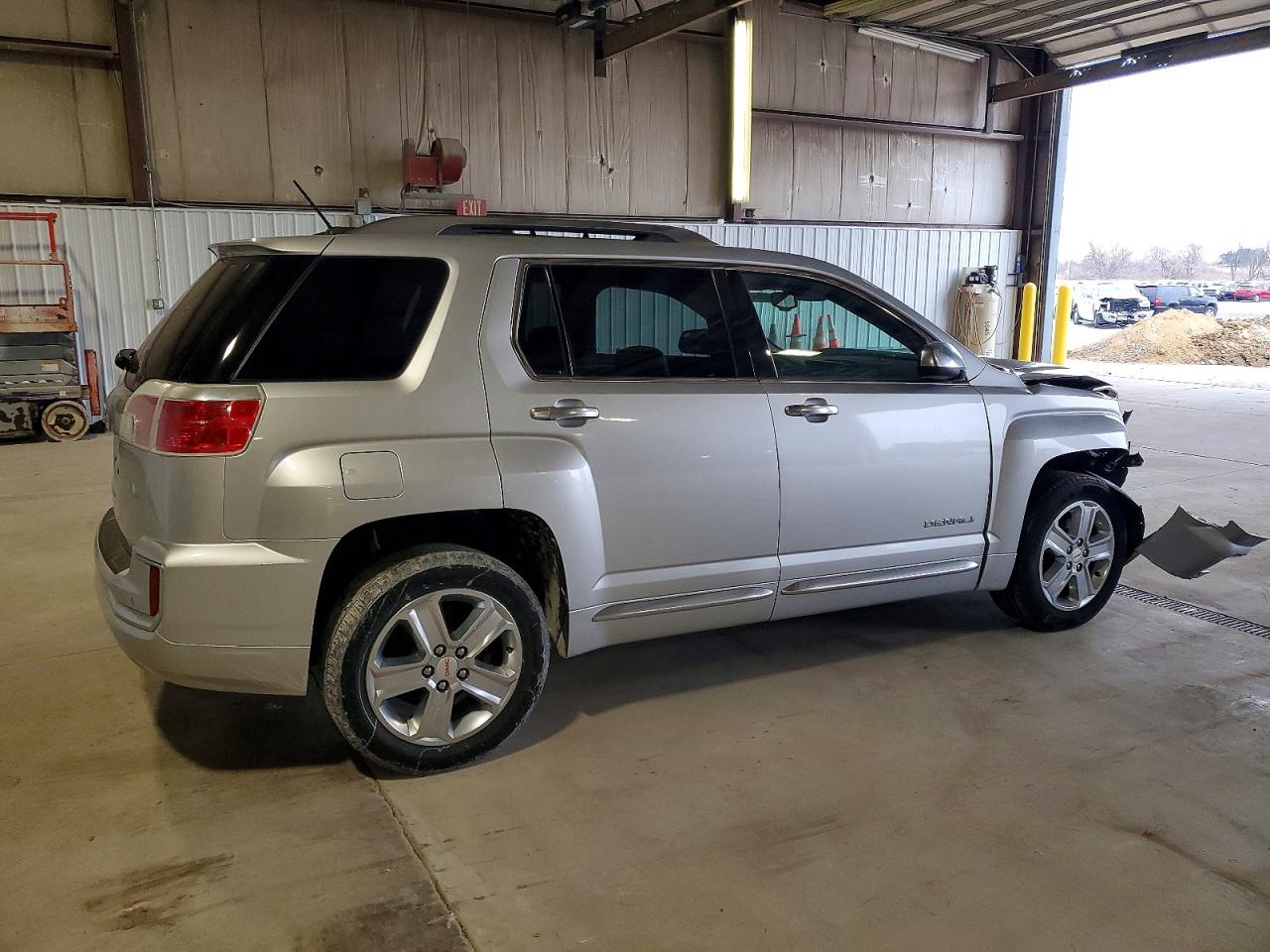 2017 GMC TERRAIN DENALI photo 3