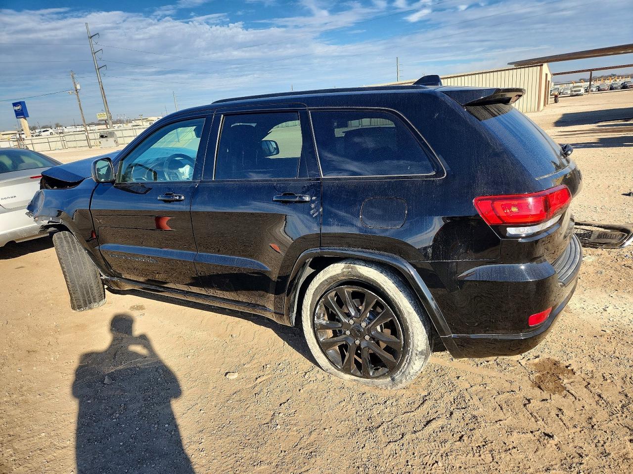 2019 JEEP GRAND CHEROKEE LAREDO photo 2