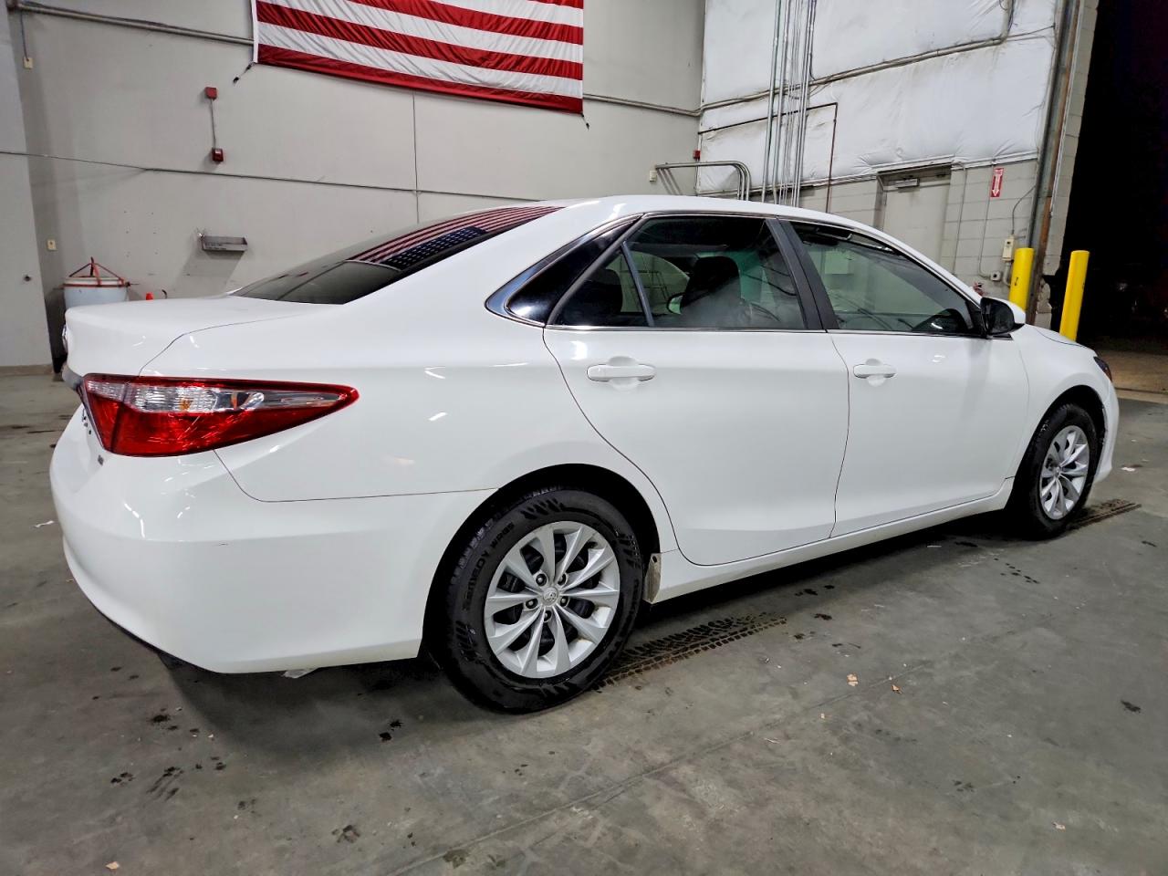 2015 TOYOTA CAMRY LE photo 3