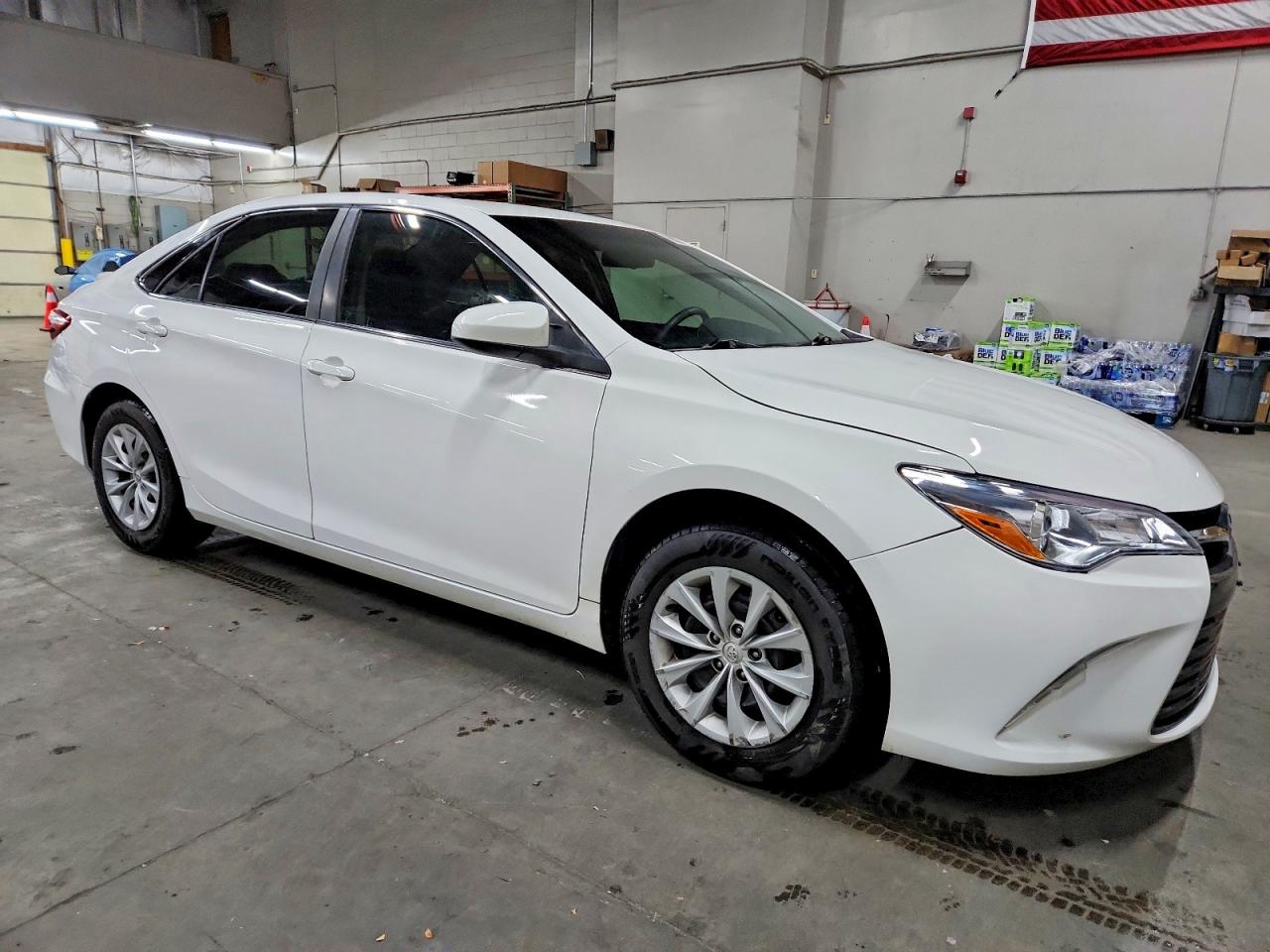 2015 TOYOTA CAMRY LE photo 4