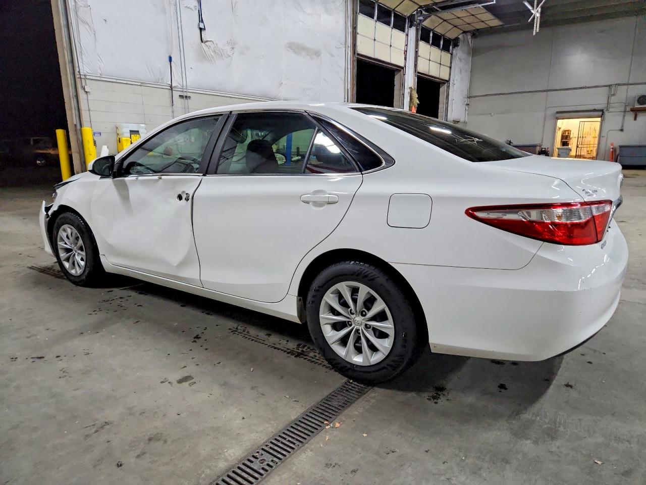2015 TOYOTA CAMRY LE photo 2