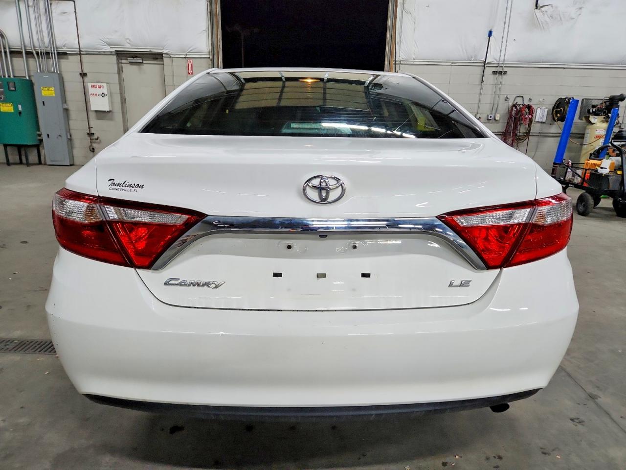 2015 TOYOTA CAMRY LE photo 6