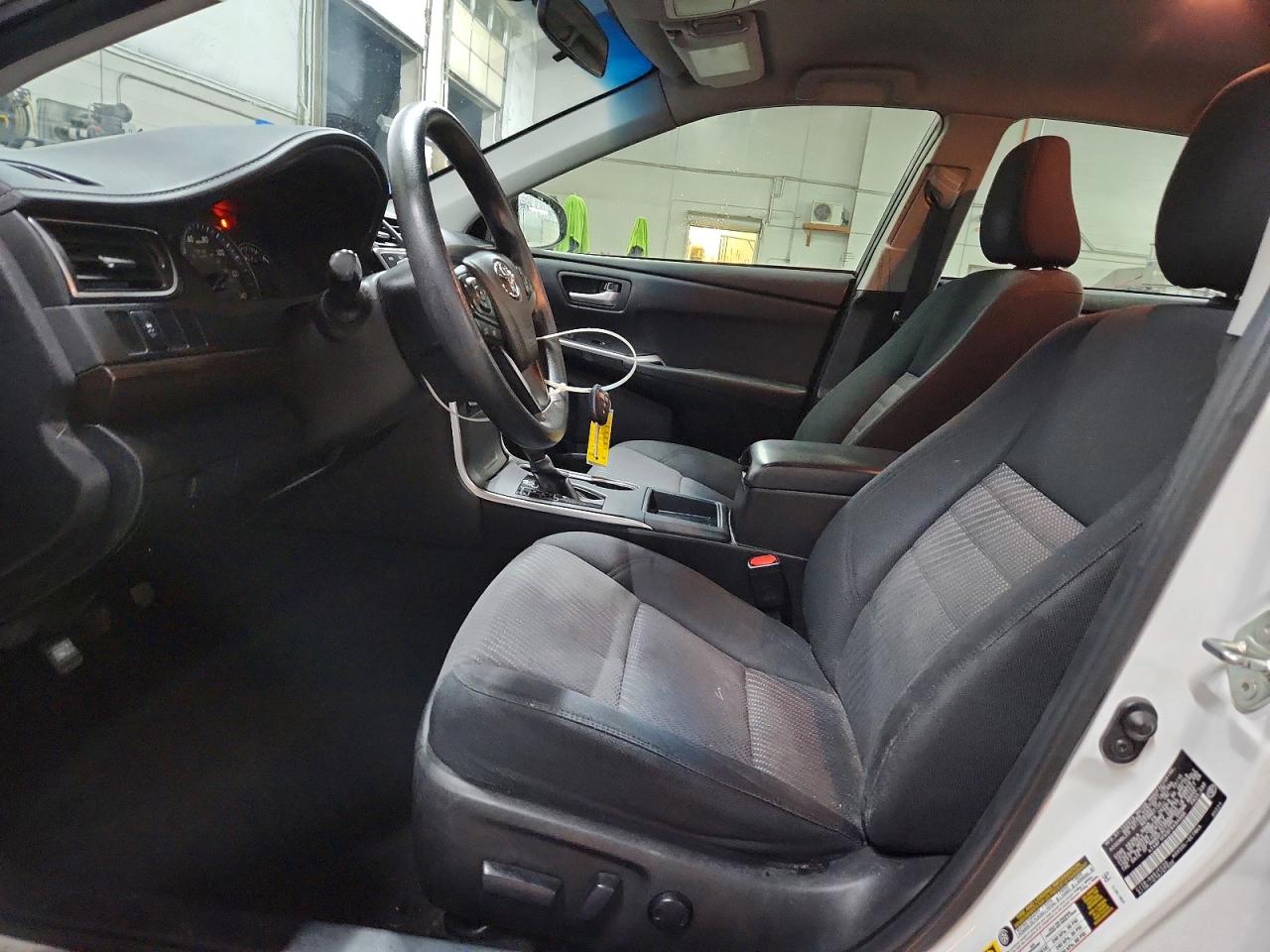 2015 TOYOTA CAMRY LE photo 7