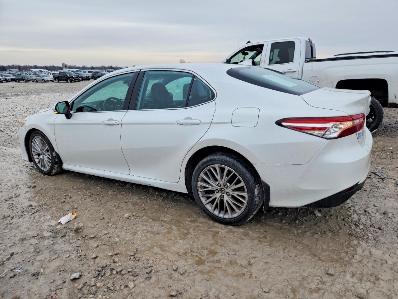 2020 TOYOTA CAMRY XLE photo 2