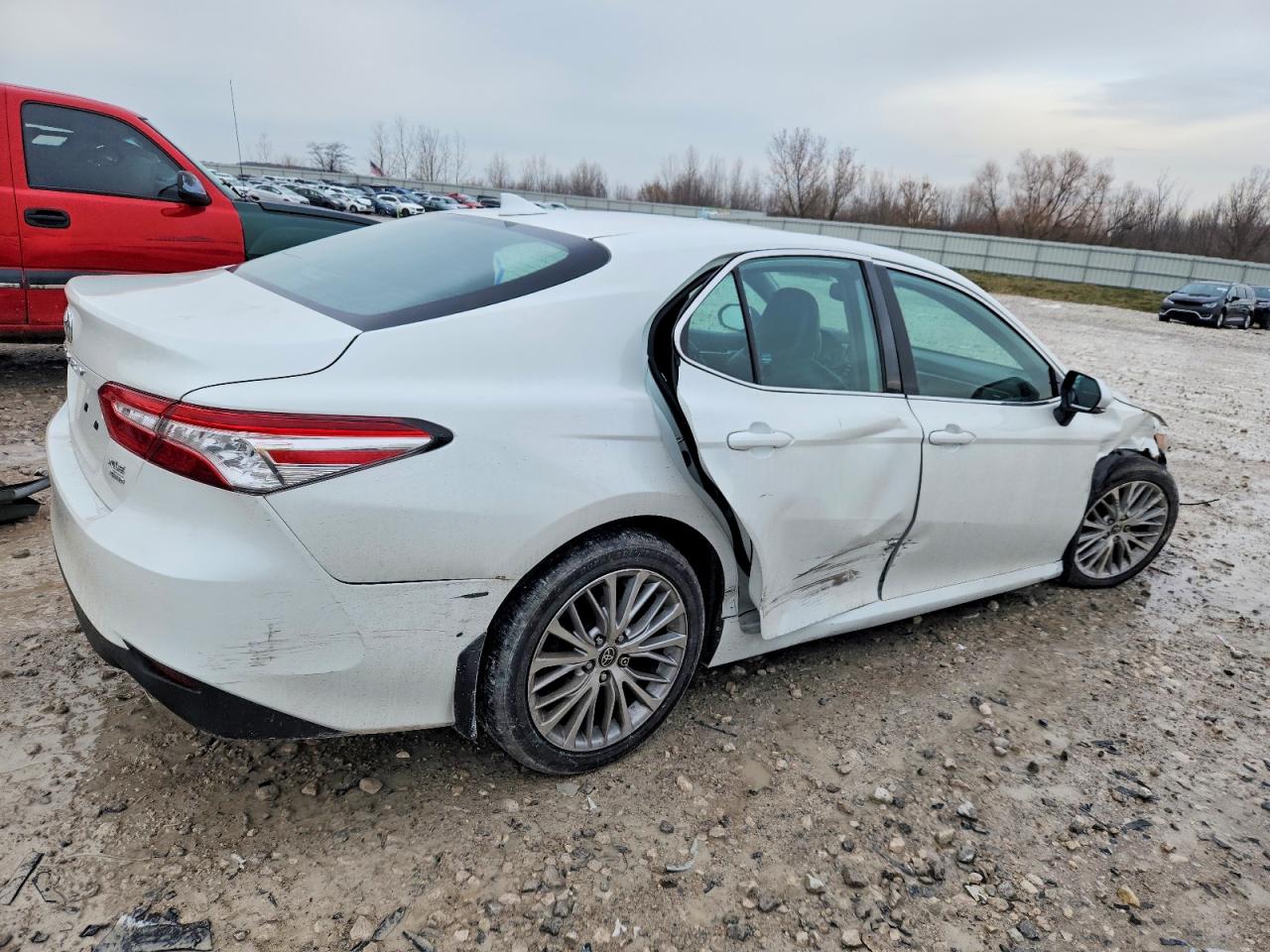 2020 TOYOTA CAMRY XLE photo 3