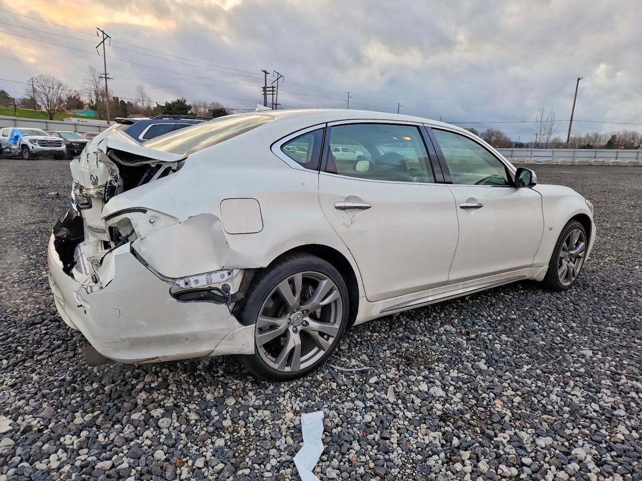 2015 INFINITI Q70L 3.7 photo 3