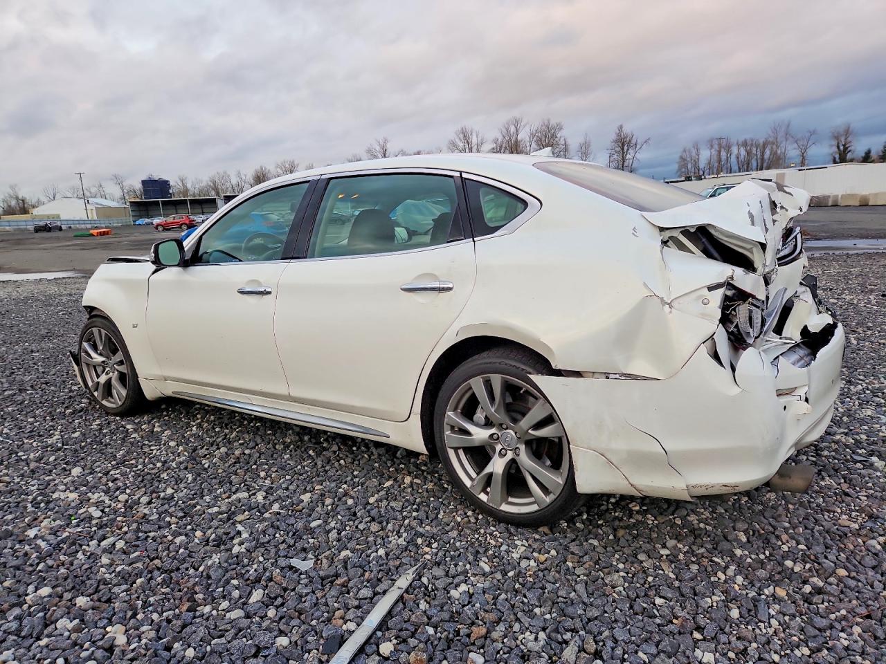 2015 INFINITI Q70L 3.7 photo 2