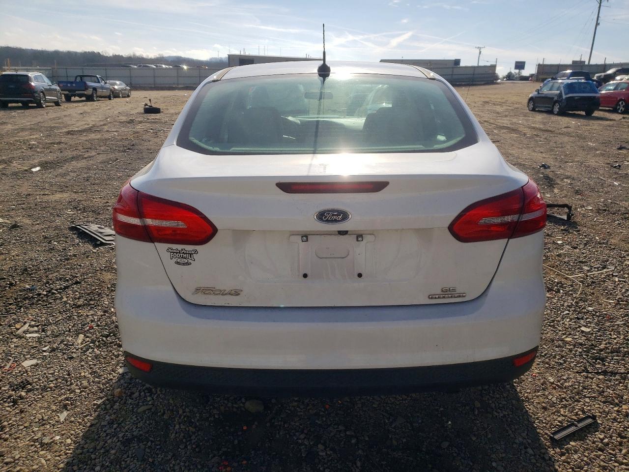 2015 FORD FOCUS SE photo 6