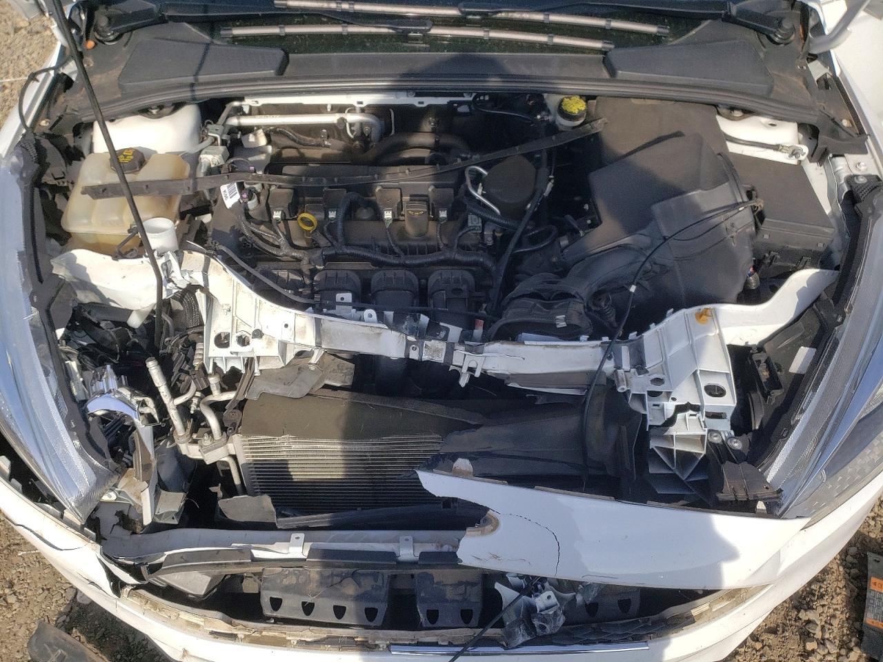 2015 FORD FOCUS SE photo 11