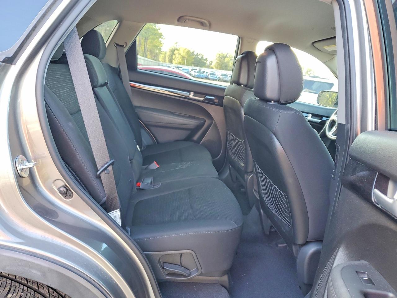 2015 KIA SORENTO LX photo 11