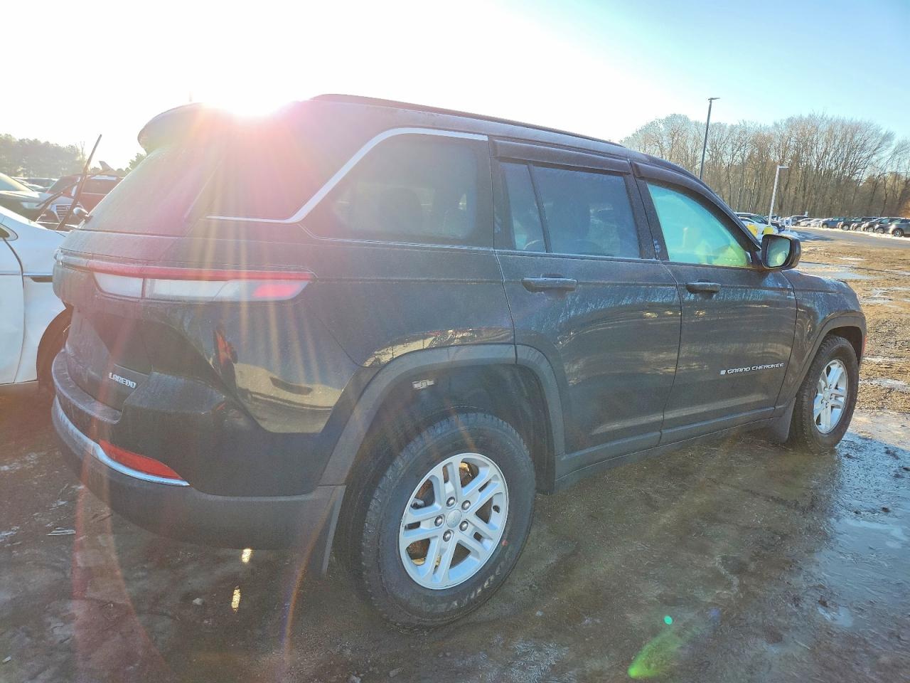 2024 JEEP GRAND CHEROKEE LAREDO photo 3