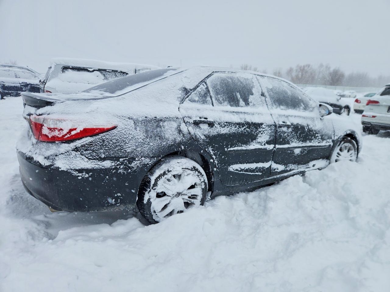 2015 TOYOTA CAMRY LE photo 3