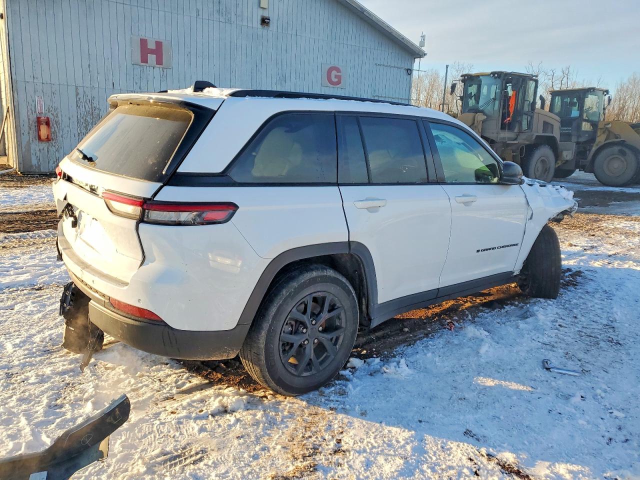2024 JEEP GRAND CHEROKEE LAREDO photo 3