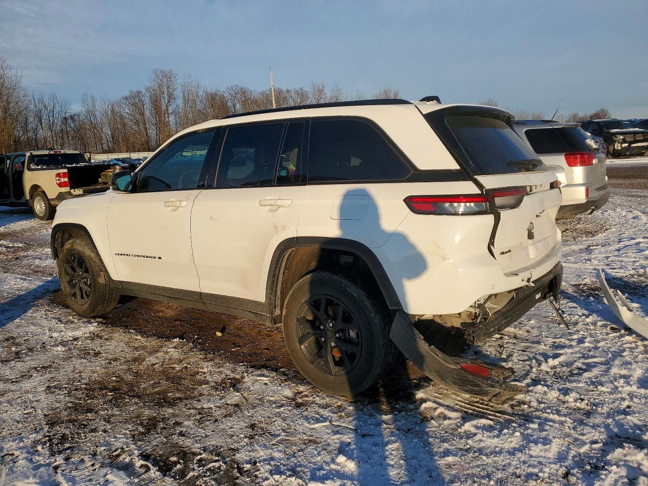 2024 JEEP GRAND CHEROKEE LAREDO photo 2