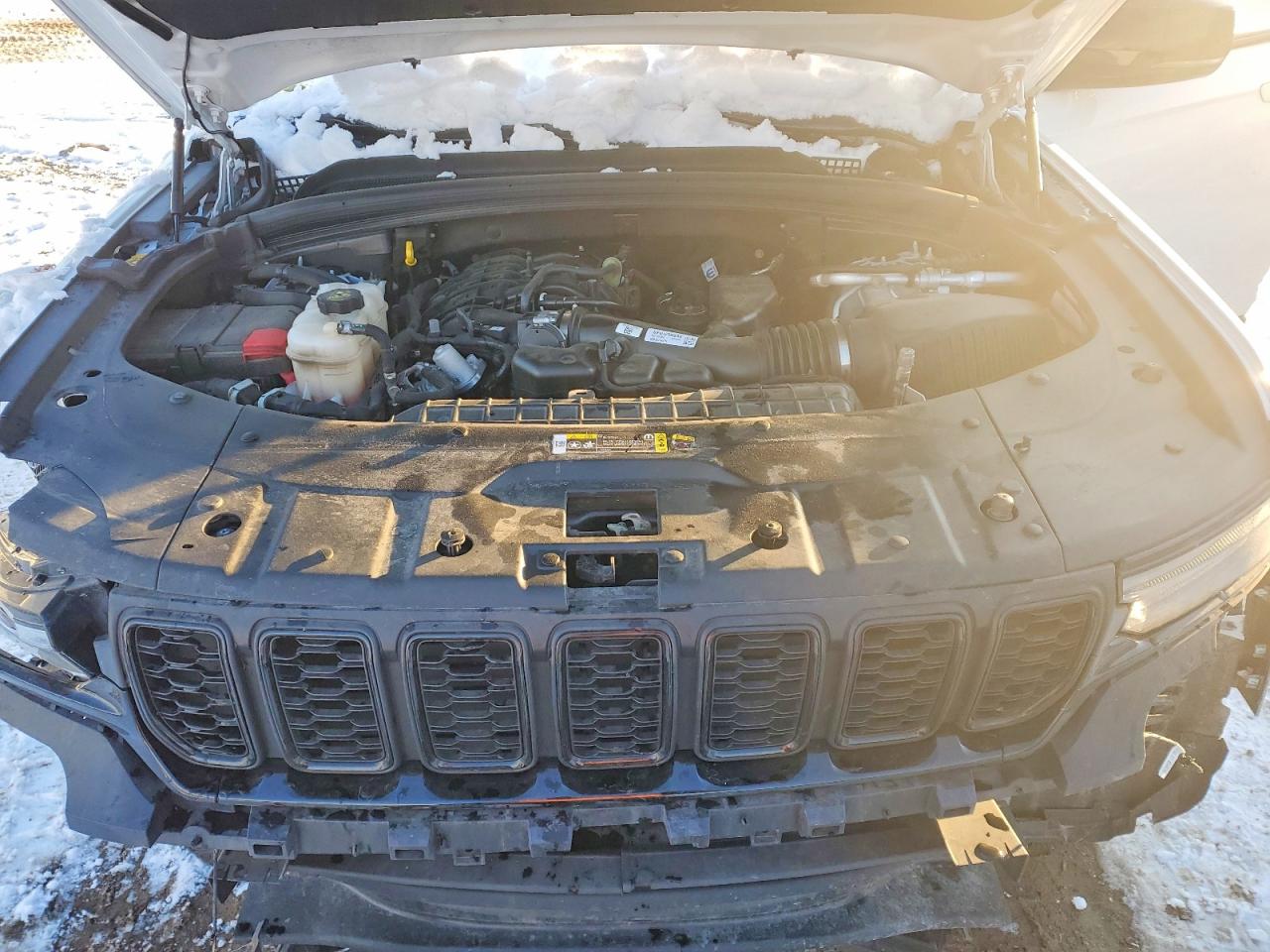 2024 JEEP GRAND CHEROKEE LAREDO photo 11
