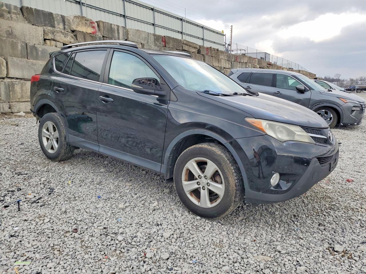 2014 TOYOTA RAV4 XLE photo 4