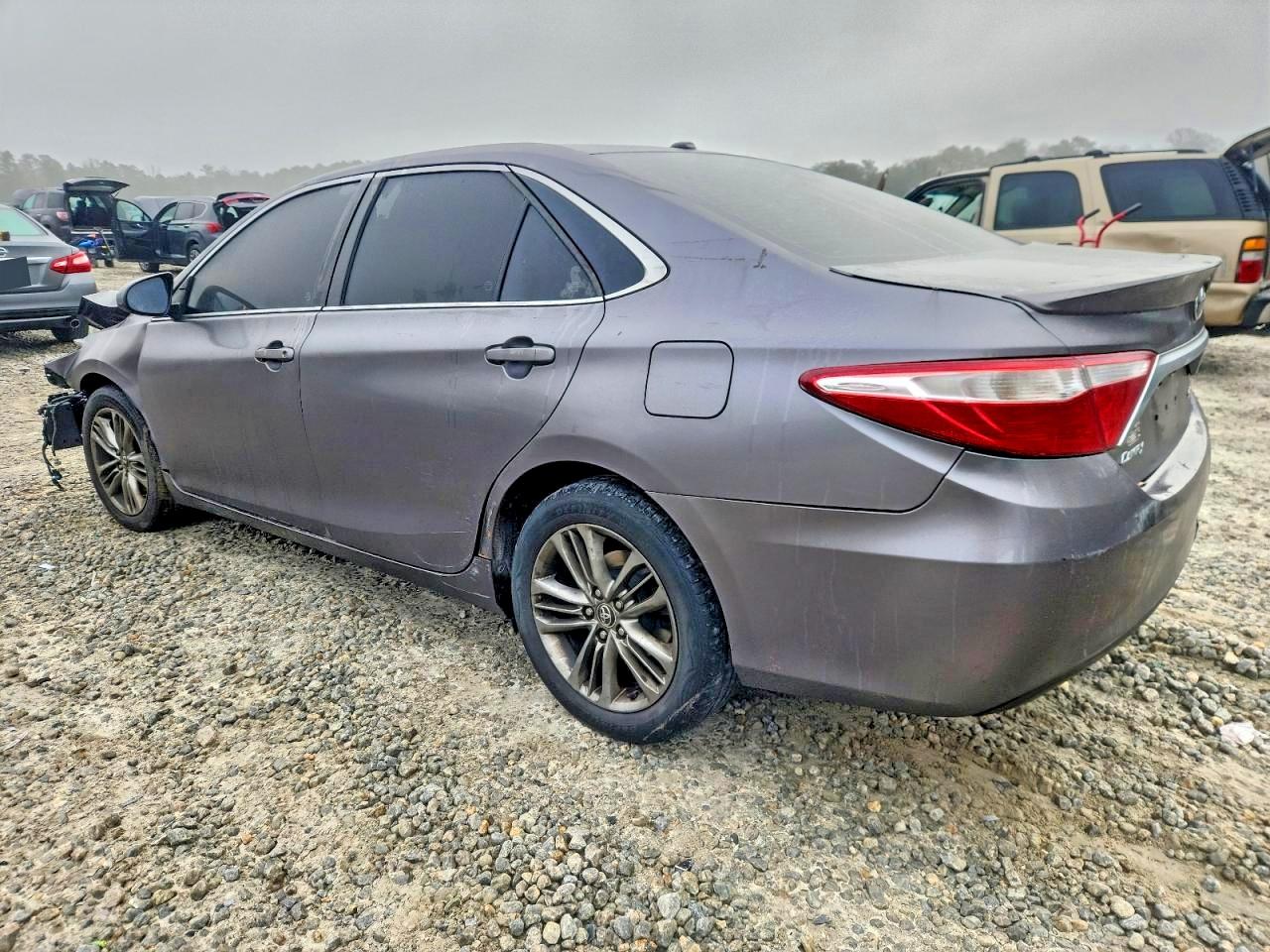 2015 TOYOTA CAMRY LE photo 3