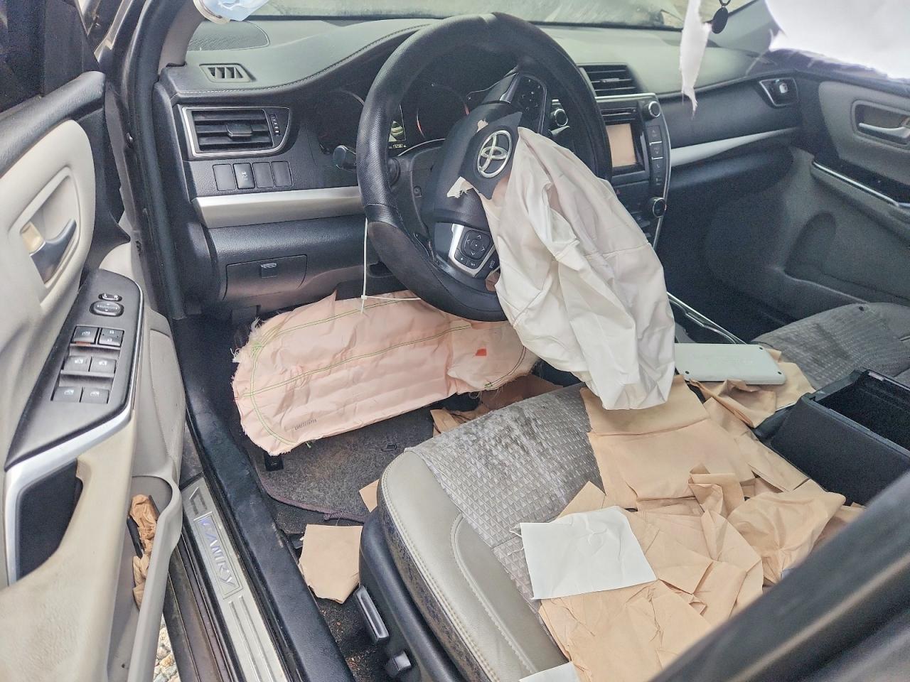 2015 TOYOTA CAMRY LE photo 15