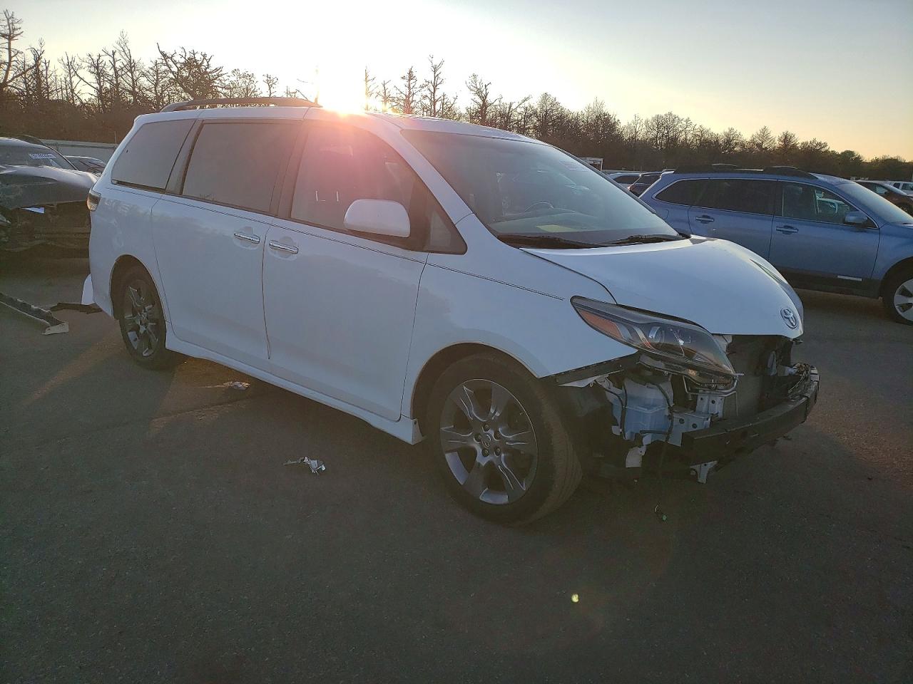2016 TOYOTA SIENNA SE photo 7