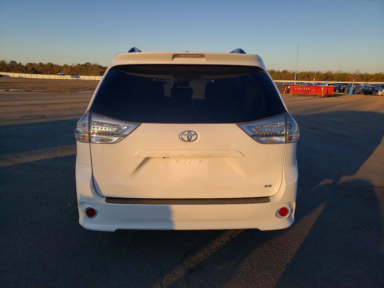 2016 TOYOTA SIENNA SE photo 11
