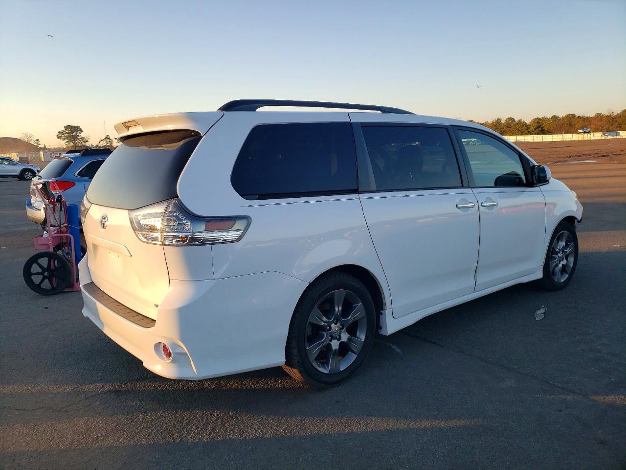 2016 TOYOTA SIENNA SE photo 5