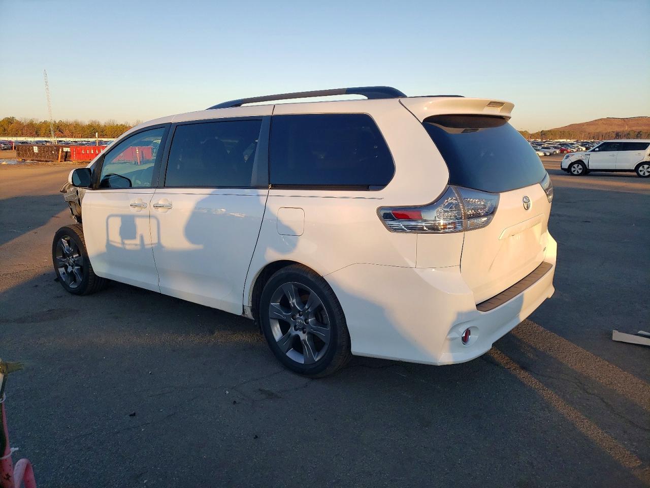 2016 TOYOTA SIENNA SE photo 3