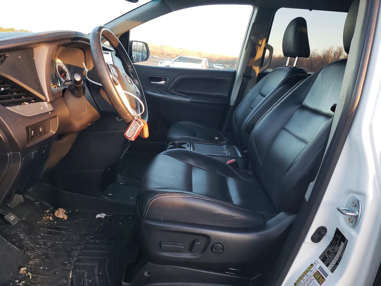 2016 TOYOTA SIENNA SE photo 13
