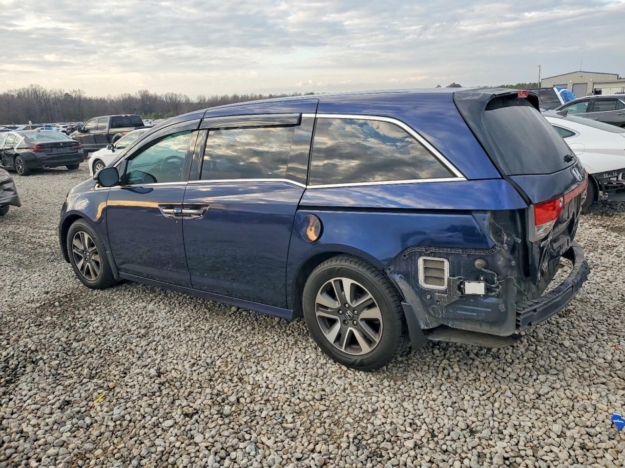 2016 HONDA ODYSSEY TOURING photo 2