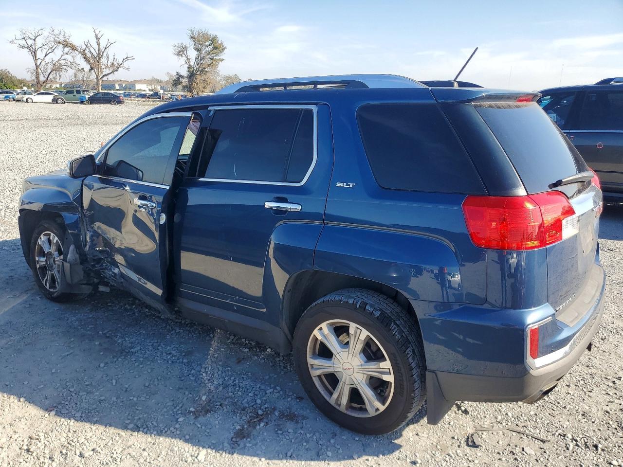 2017 GMC TERRAIN SLT photo 3