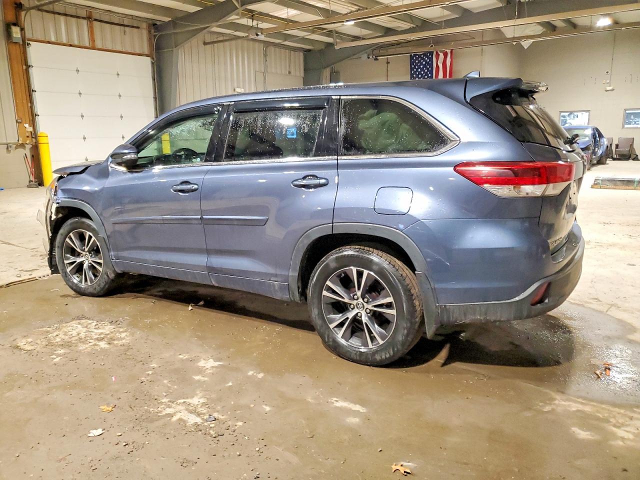 2018 TOYOTA HIGHLANDER LE photo 2