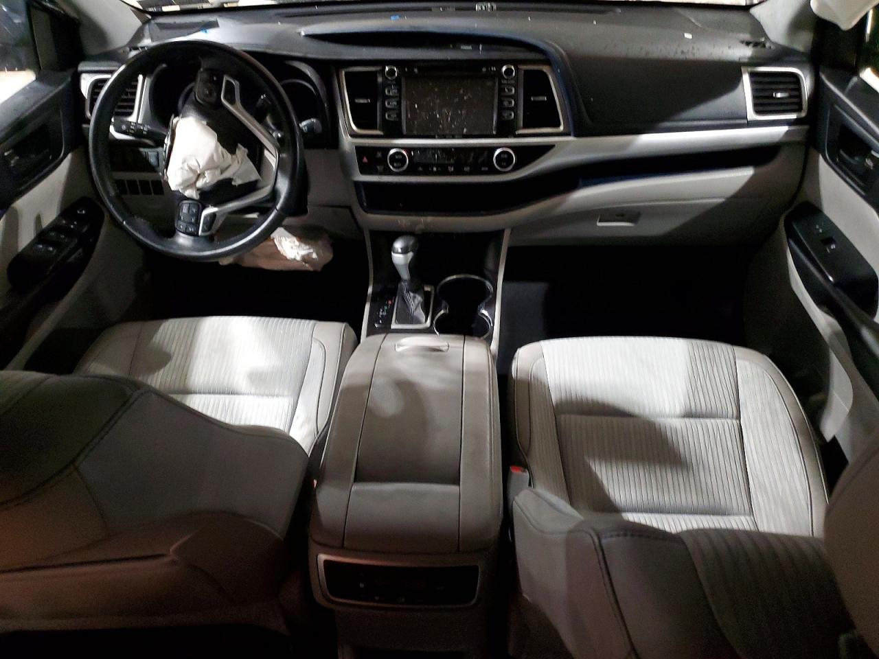 2018 TOYOTA HIGHLANDER LE photo 8