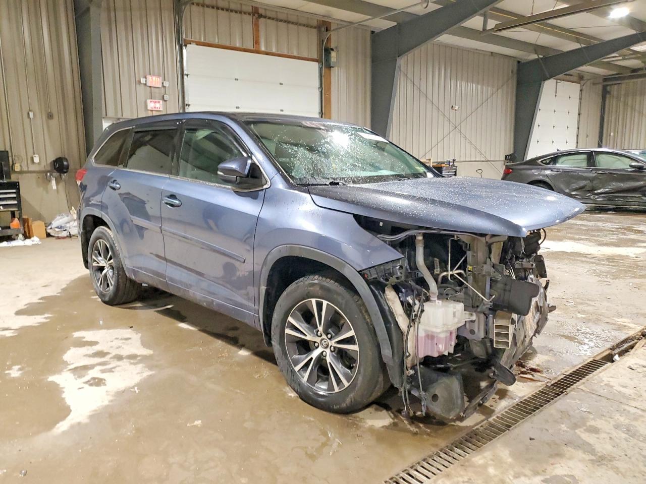2018 TOYOTA HIGHLANDER LE photo 4
