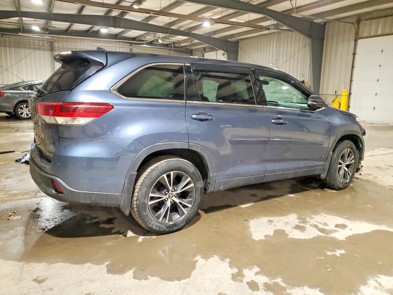 2018 TOYOTA HIGHLANDER LE photo 3