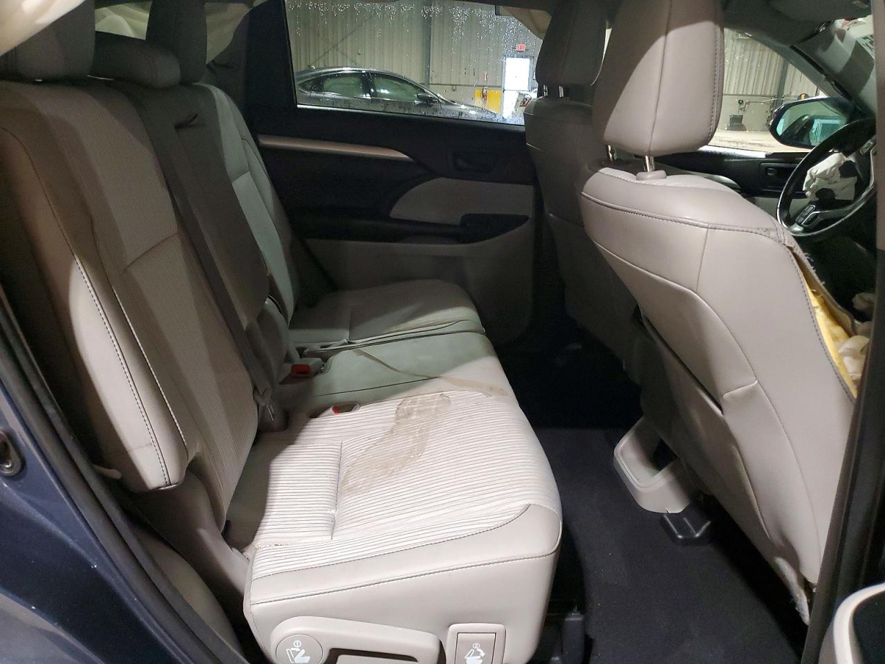 2018 TOYOTA HIGHLANDER LE photo 11