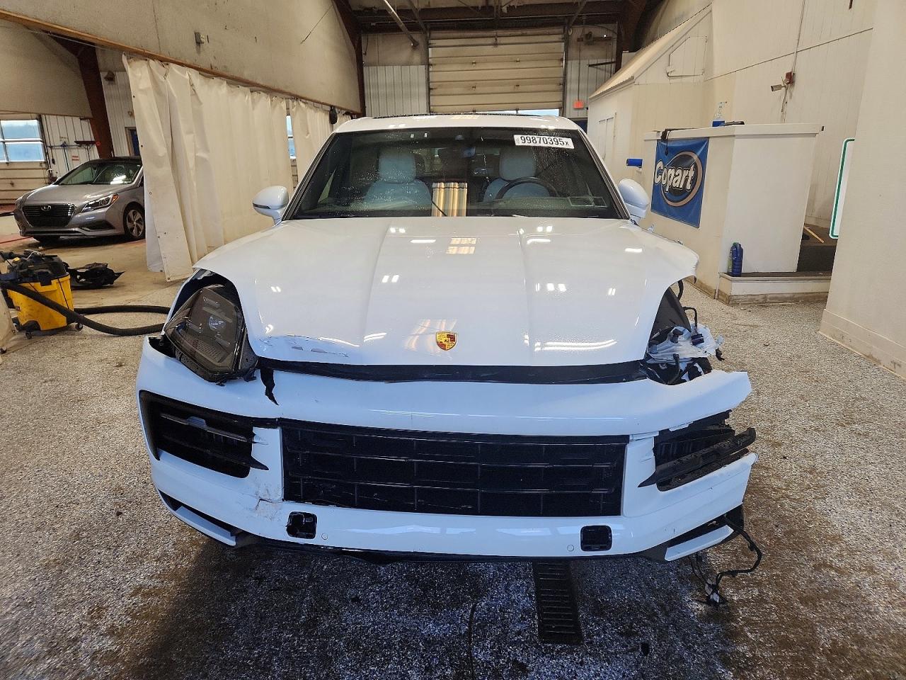 2024 PORSCHE CAYENNE photo 9