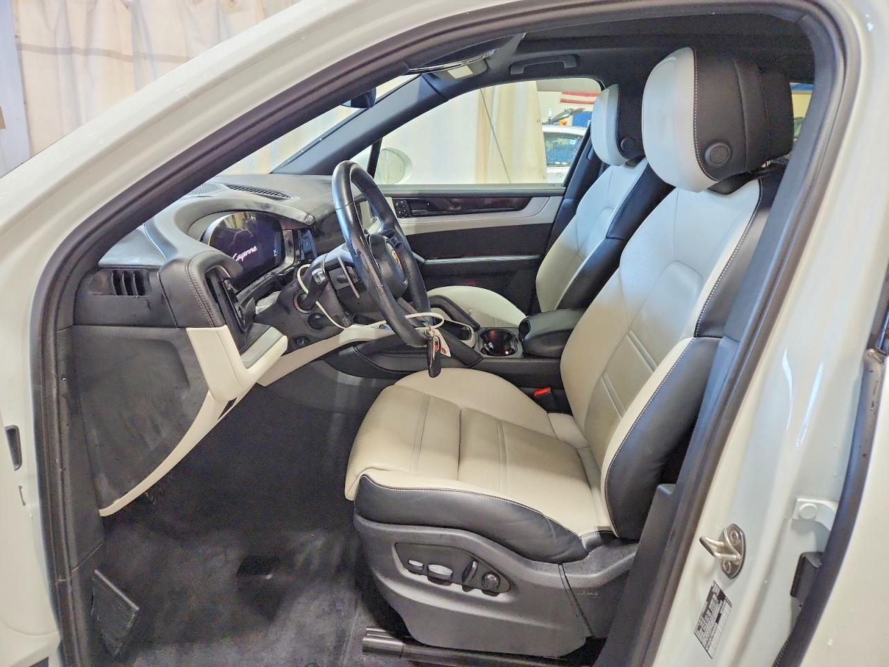 2024 PORSCHE CAYENNE photo 13