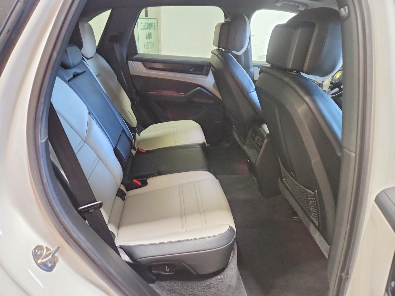 2024 PORSCHE CAYENNE photo 21