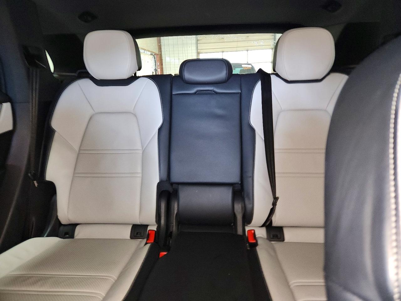 2024 PORSCHE CAYENNE photo 19
