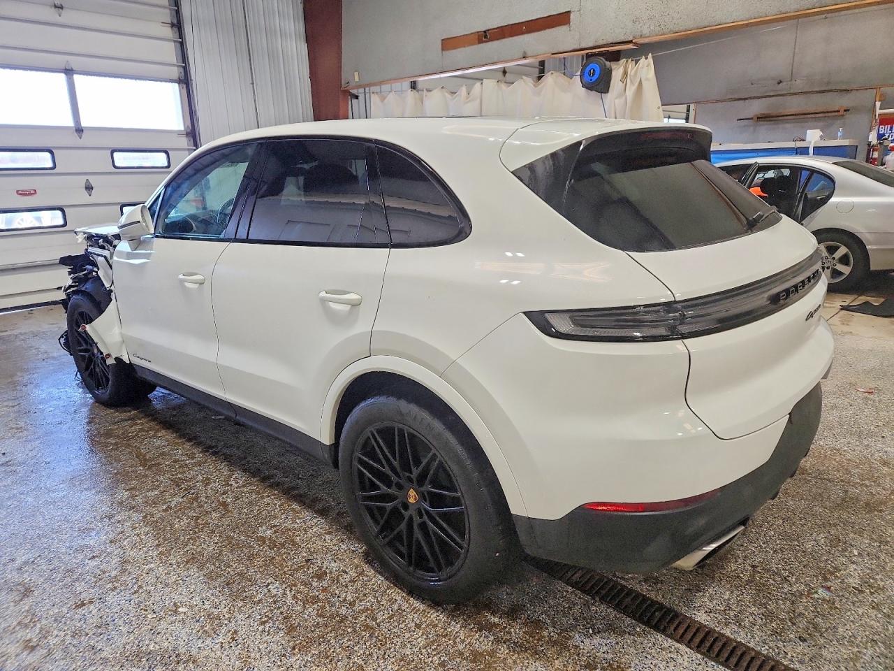 2024 PORSCHE CAYENNE photo 3