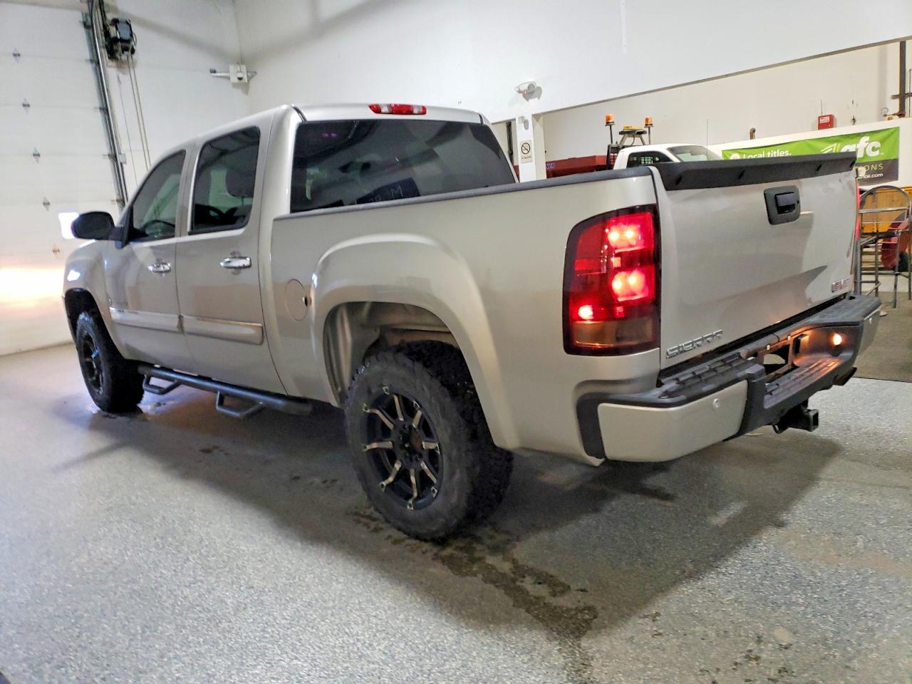 2007 GMC NEW SIERRA DENALI photo 2