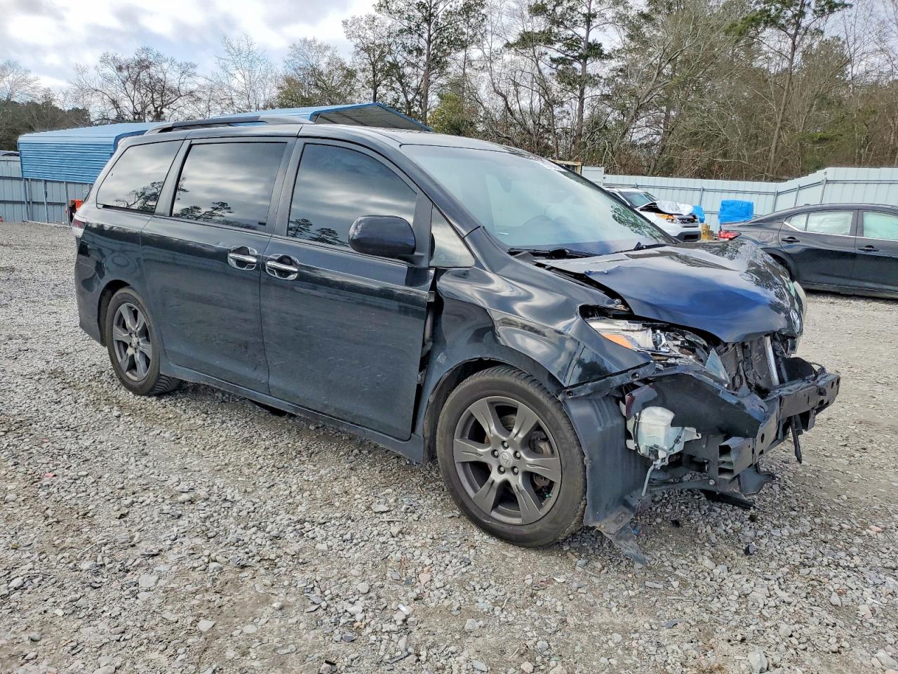 2017 TOYOTA SIENNA SE photo 4