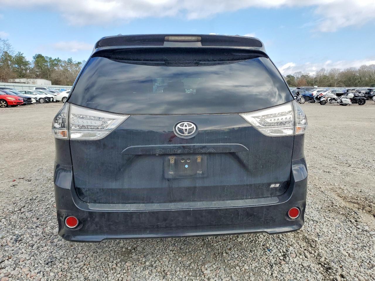 2017 TOYOTA SIENNA SE photo 6