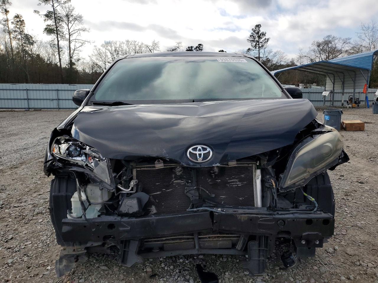 2017 TOYOTA SIENNA SE photo 5