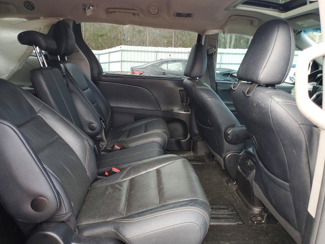 2017 TOYOTA SIENNA SE photo 11